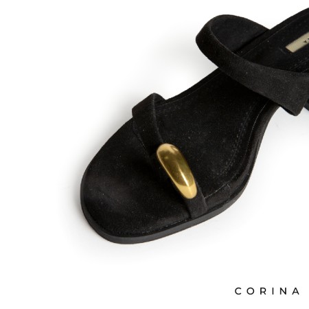 Sandalia negra con anillo dorado