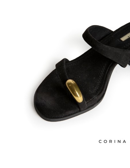 Sandalia negra con anillo dorado