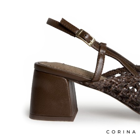 Detalle trenzado zapato salón marrón