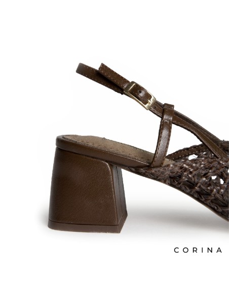 Detalle trenzado zapato salón marrón