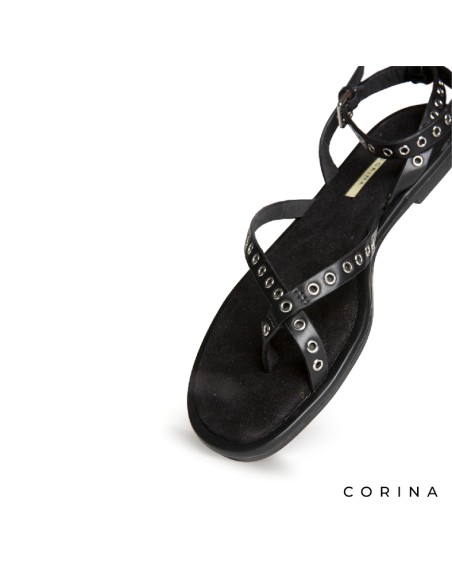 sandalia plana dedo negra con tachuelas plata