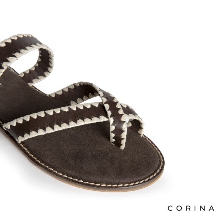 Sandalias planas mujer marrón con detalle artesanal