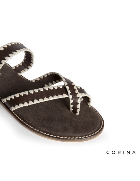 Sandalias planas mujer marrón con detalle artesanal