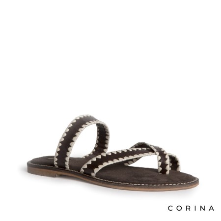 Detalle costuras beige sandalias planas boho