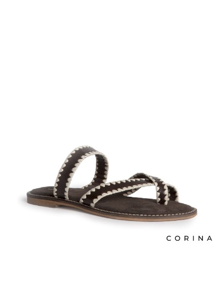 Detalle costuras beige sandalias planas boho