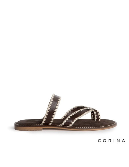 Sandalias planas boho marrón con cosido beige