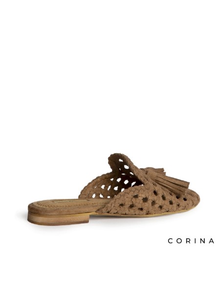 Mule plano camel mujer con borlas decorativas