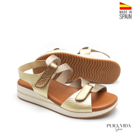 sandalia dorada mujer cuña baja piel velcro