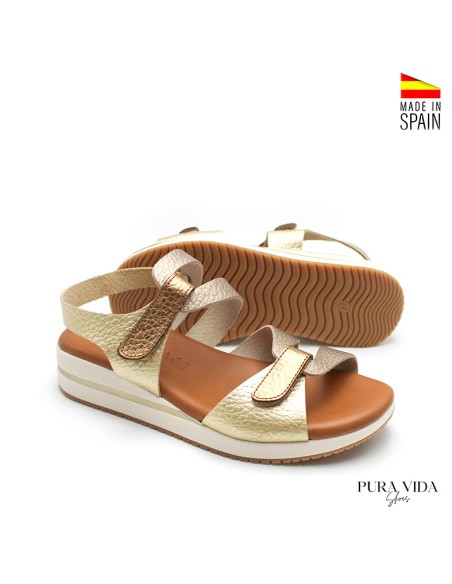 sandalia dorada mujer cuña baja piel velcro