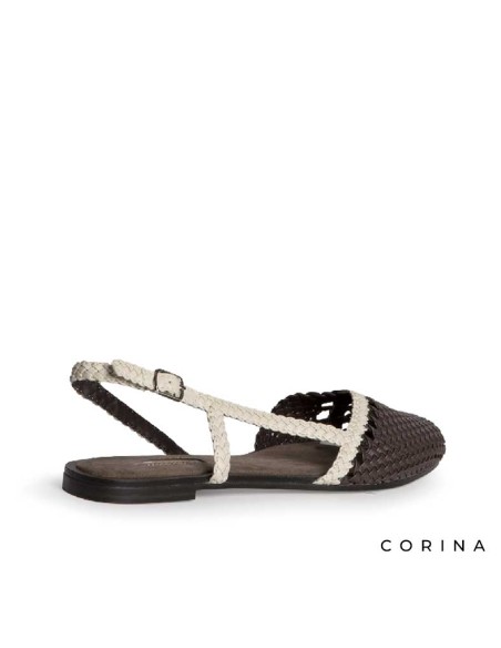 zapato marrón mujer plano con tiras beige y sujeción trasera