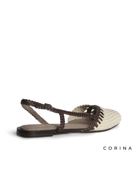 sandalia cerrada beige mujer con hebilla lateral verano