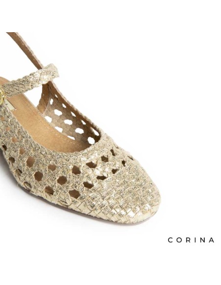 zapato dorado trenzado mujer elegante