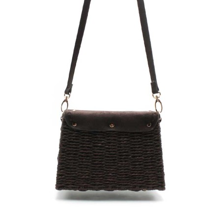 bolso mujer marron chocolate con solapa y herrajes dorados