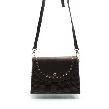 bolso bandolera mimbre marron chocolate tachuelas doradas frontal