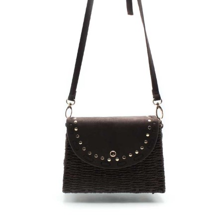 bolso bandolera mimbre marron chocolate tachuelas doradas frontal