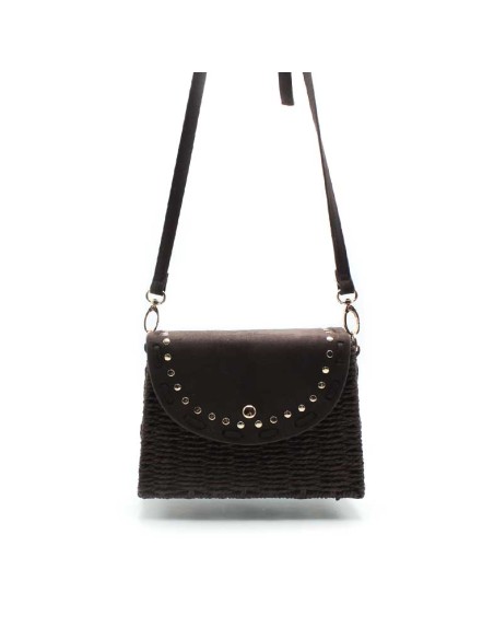 bolso bandolera mimbre marron chocolate tachuelas doradas frontal