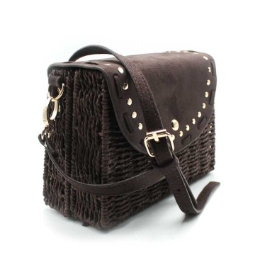 bolso bandolera mujer marron textura mimbre vista lateral