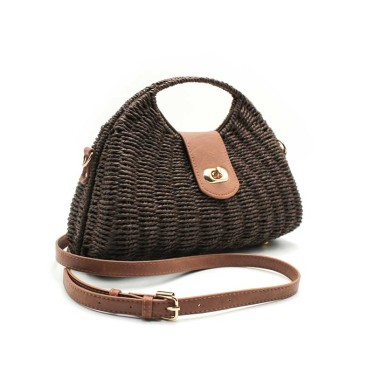 bolso marron mimbre vista trasera con correa ajustable