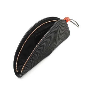 interior bolso negro compartimento