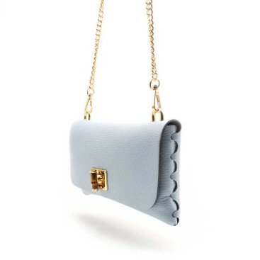 bolso azul celeste piel con cadena dorada