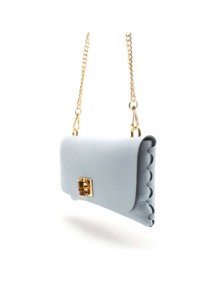 bolso azul celeste piel con cadena dorada