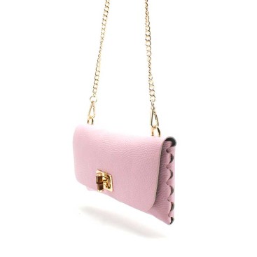 bolso rosa piel con cadena dorada