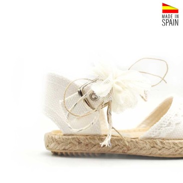 detalle flor blanca para alpargatas niña