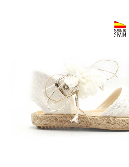 detalle flor blanca para alpargatas niña