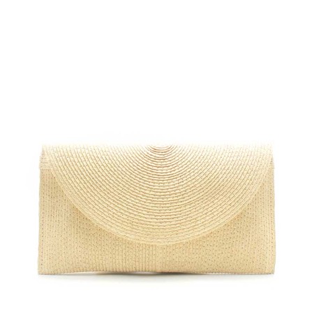 Bolso cartera sobre beige tipo rafia