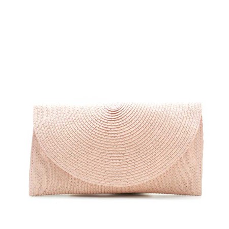 Bolso cartera sobre rosa tipo rafia