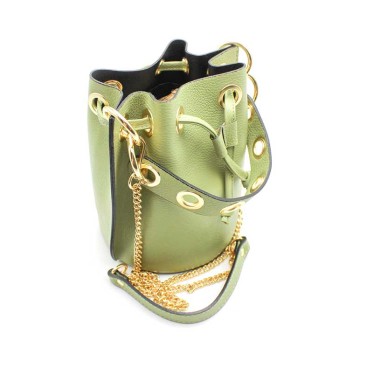 bolso bombonera verde piel detalle asa arandelas