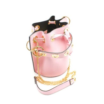 bolso bombonera rosa piel detalle asa arandelas