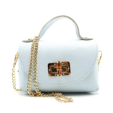 bolso pequeño de piel azul celeste con cadena dorada mujer vista frontal