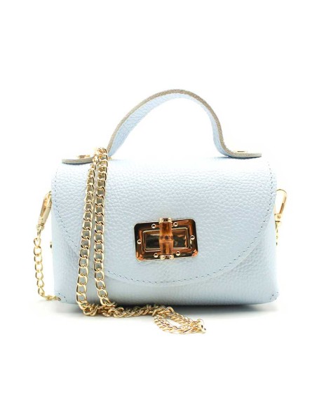bolso pequeño de piel azul celeste con cadena dorada mujer vista frontal
