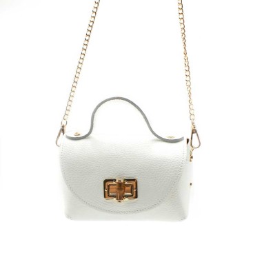 bolso pequeño de piel blanco con cadena dorada mujer vista frontal