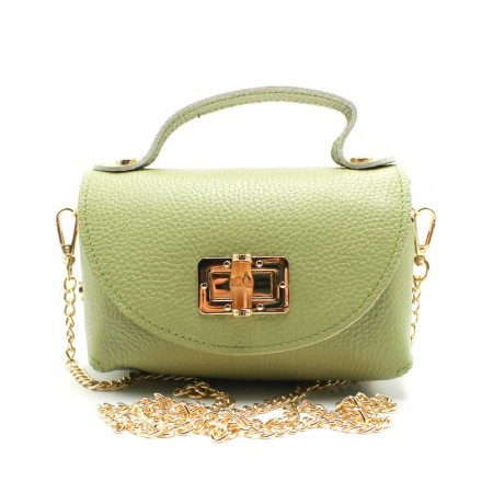 bolso pequeño de piel verde con cadena dorada mujer vista frontal