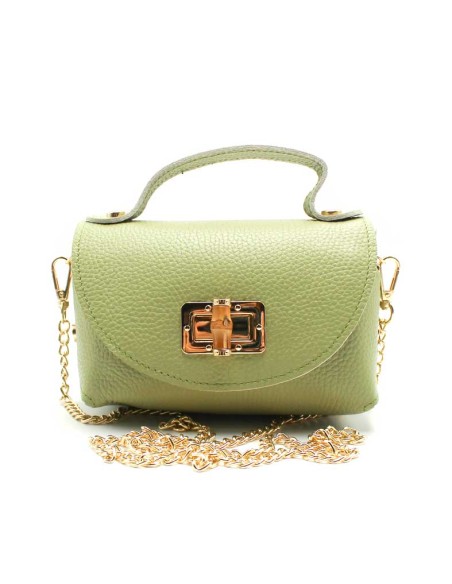 bolso pequeño de piel verde con cadena dorada mujer vista frontal