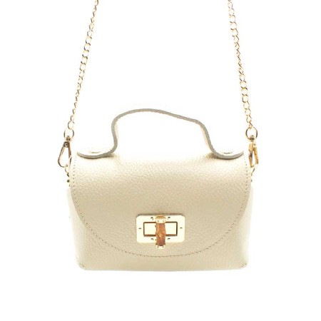 bolso pequeño de piel beige con cadena dorada mujer vista frontal
