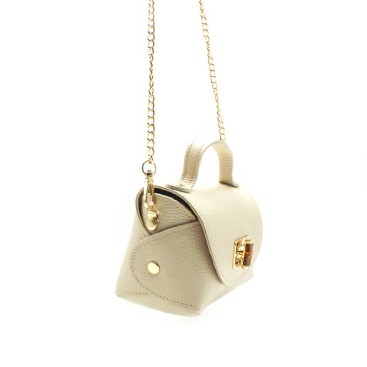 bolso mini beige mujer piel con cadena dorada vista lateral