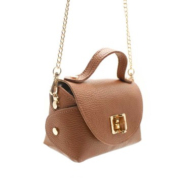 bolso mini camel mujer piel con cadena dorada vista lateral