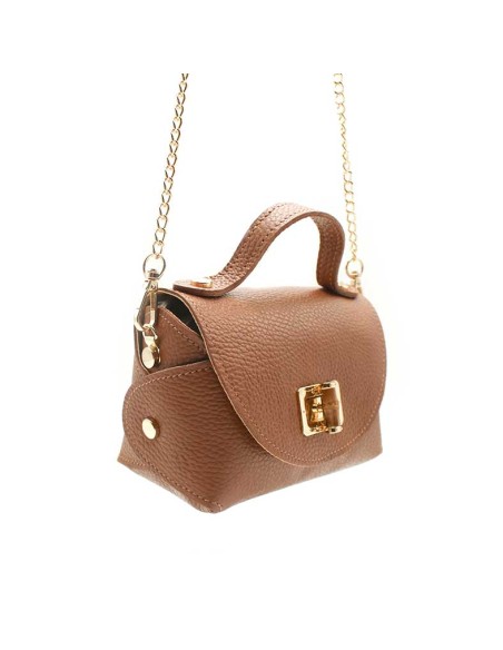 bolso mini camel mujer piel con cadena dorada vista lateral