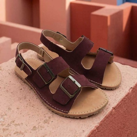 Sandalia respetuosa burdeos con hebillas