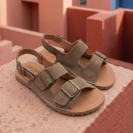 Sandalia respetuosa taupe con hebillas