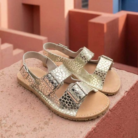 Sandalia respetuosa dorada con hebillas