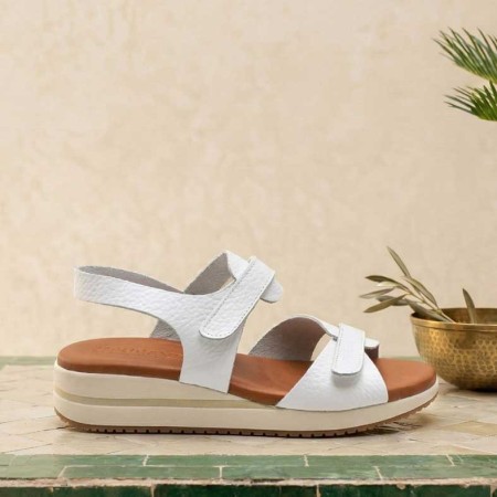 Sandalia Aura blanca con cuña baja