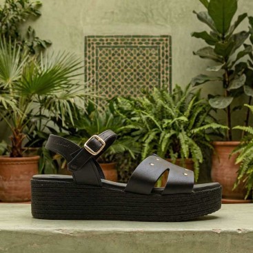 Sandalia de piel negra con plataforma y tachuelas