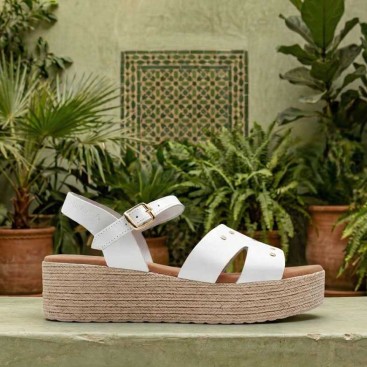 Sandalia de piel blanca con plataforma y tachuelas