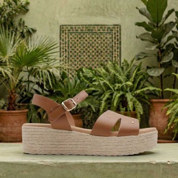 Sandalia de piel camel con plataforma y tachuelas