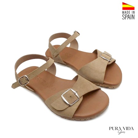Sandalias verano barefoot mujer piel arena vista lateral