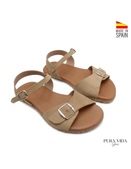 Sandalias verano barefoot mujer piel arena vista lateral